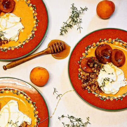 Abricots du Roussillon rôtis au thym citron, Granola au pain et Crème crue