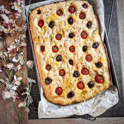 Focaccia sur Levain aux Tomates, Olives Noires et Origan et Romarin