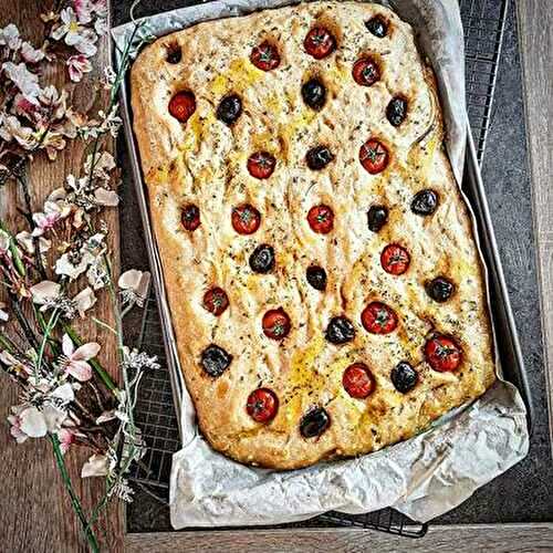 Focaccia sur Levain aux Tomates, Olives Noires et Origan et Romarin