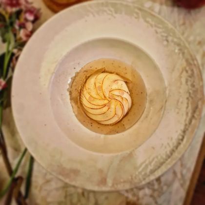 Blanc comme la Neige, Rouge comme le Sang, Noir Comme l’ébène Entremets Pomme, Fève de Tonka et Vanille