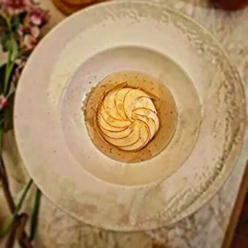 Blanc comme la Neige, Rouge comme le Sang, Noir Comme l’ébène Entremets Pomme, Fève de Tonka et Vanille