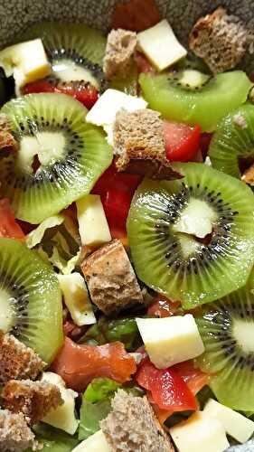 Salade verte, tomate, poivron, kiwi, truite fumé, cantal 