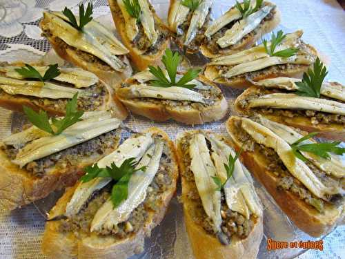 Crostinis au pesto aux olives et anchois marinés
