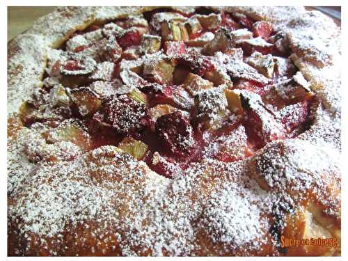 Galette rustique fraises-rhubarbe