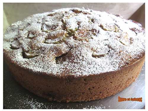 Gâteau très moelleux à la rhubarbe et à la crème fraîche