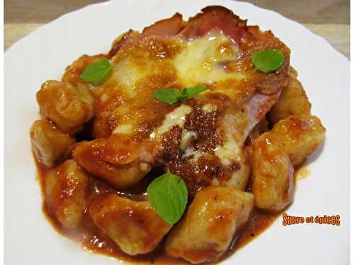 Gnocchi de pommes de terre gratinés en sauce tomates