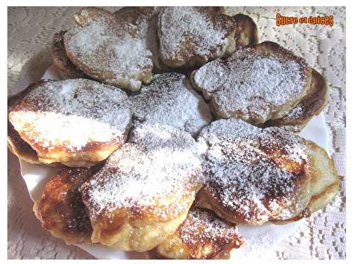 Oladushki (pancakes) aux pommes et à la cannelle