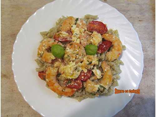 Pâtes avec des crevettes aux tomates cerises, feta et ail