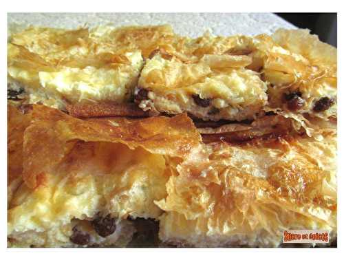 Placinta : tourte roumaine sucrée au yaourt et aux raisins secs