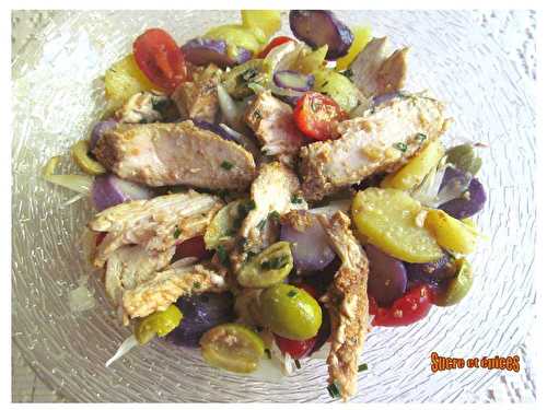Salade aux deux pommes de terre, poulet, tomates et olives