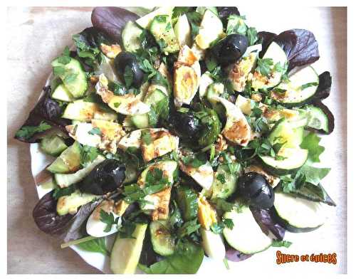 Salade aux jeunes pousses, concombre, courgette et oeufs