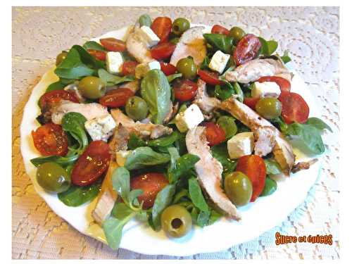 Salade de mâche, poulet, feta, tomates et olives