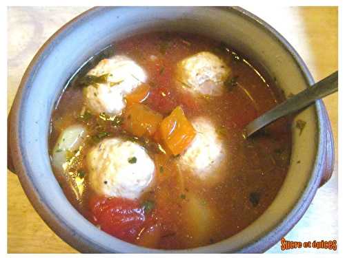 Soupe aux boulettes de viande et légumes (ciorbă de perişoare)