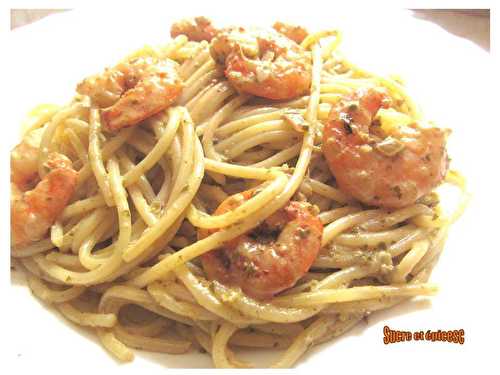 Spaghetti aux crevettes en sauce crémeuse au pesto