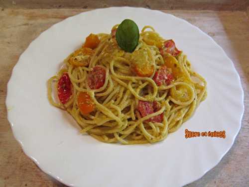 Spaghetti aux tomates cerises, pesto et feta - sucreetepices.over-blog.com