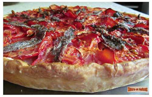 Tarte aux tomates, aux oignons confits et aux anchois