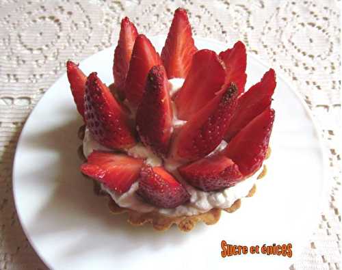 Tartelettes aux fraises et à la crème fouettée - sucreetepices.over-blog.com
