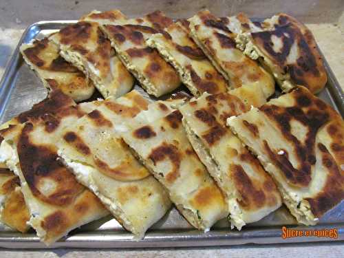 Galettes à la poêle au fromage frais et à la ciboulette (Placinte cu branza la tigaie)