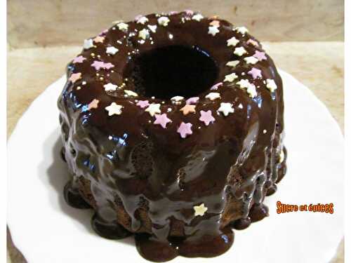 Gâteau très moelleux au chocolat et aux noisettes avec glaçage - www.sucreetepices.com