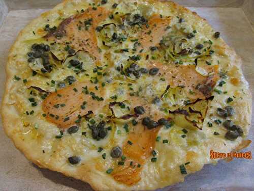 Pizza blanche au saumon fumé et à la cancoillotte - www.sucreetepices.com