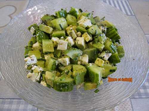 Salade avocat, concombre, feta - Recette en vidéo - www.sucreetepices.com