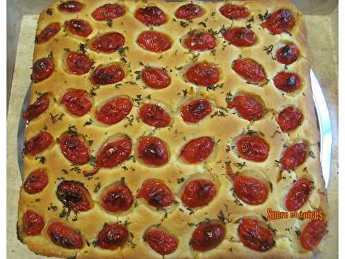 Focaccia des Pouilles aux tomates cerises et à l'origan - www.sucreetepices.com