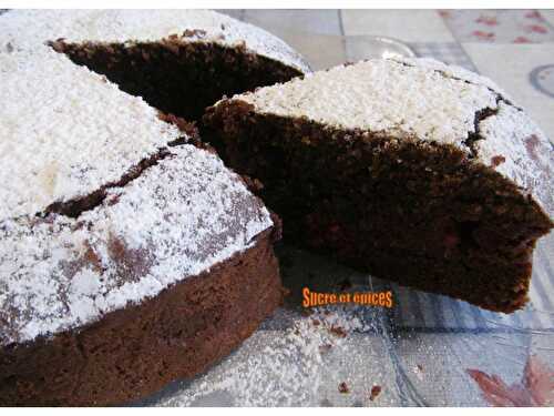 Gâteau au chocolat et aux framboises - Recette en video - www.sucreetepices.com