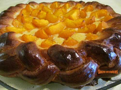 Tarte briochée aux abricots et à la crème d'amandes - Recette en vidéo - www.sucreetepices.com