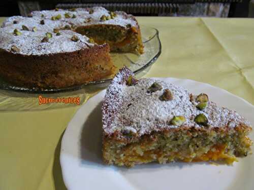 Gâteau moelleux abricots pistaches - Recette en vidéo - www.sucreetepices.com