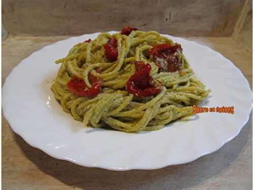 Spaghetti au pesto, à la ricotta et aux tomates cerises - www.sucreetepices.com