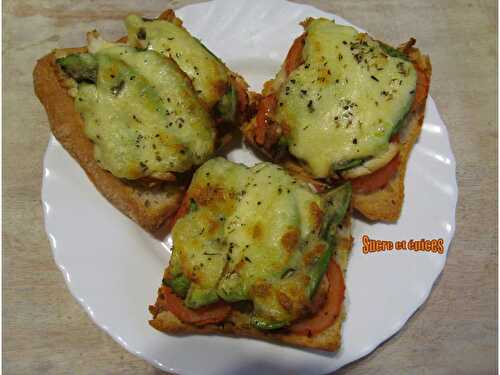 Tartines chaudes avocat, poulet, tomate - www.sucreetepices.com