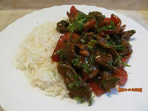 Boeuf sauté aux poivrons et tomates - www.sucreetepices.com