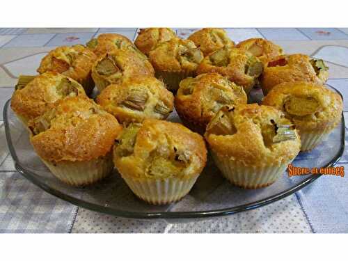 Muffins à la rhubarbe - Recette en vidéo - www.sucreetepices.com