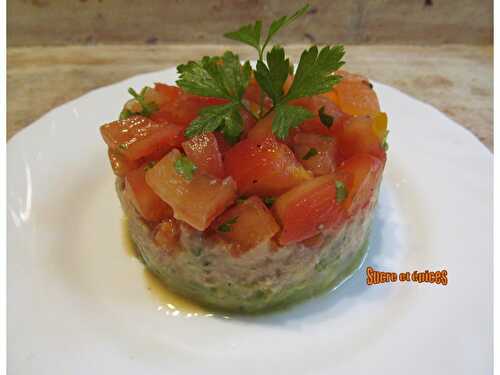 Salade avocat, thon et tomates comme un millefeuille - www.sucreetepices.com