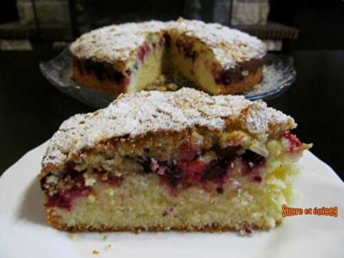 Gâteau bi-couche aux fruits rouges et amandes - Recette en vidéo - www.sucreetepices.com