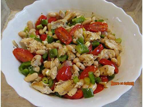 Salade de haricots blancs au poulet, tomates cerises et poivron - www.sucreetepices.com