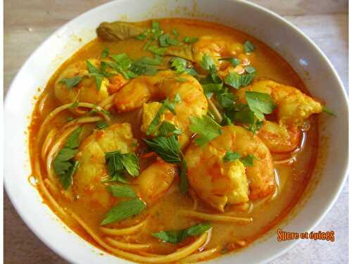 Soupe de crevettes et lait de coco au curry rouge - www.sucreetepices.com