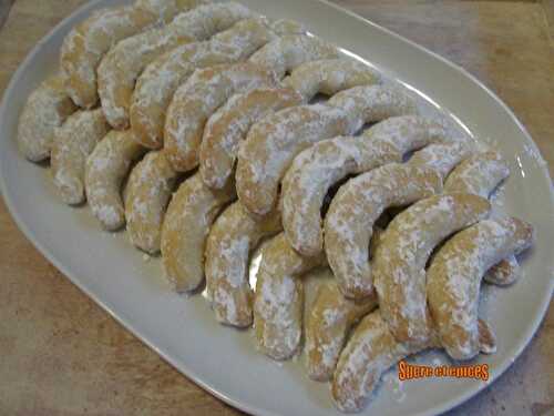 Croissants de lune à la noix de coco - Recette en vidéo - www.sucreetepices.com