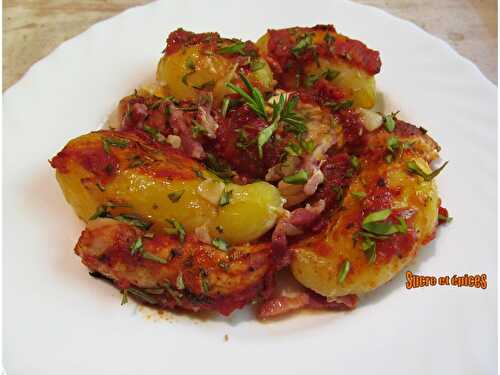Aiguillettes de poulet et pommes de terre au four aux lardons, tomates et herbes aromatiques