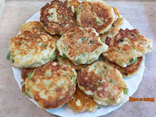 Pancakes aux oignons verts et feta - Recette en vidéo