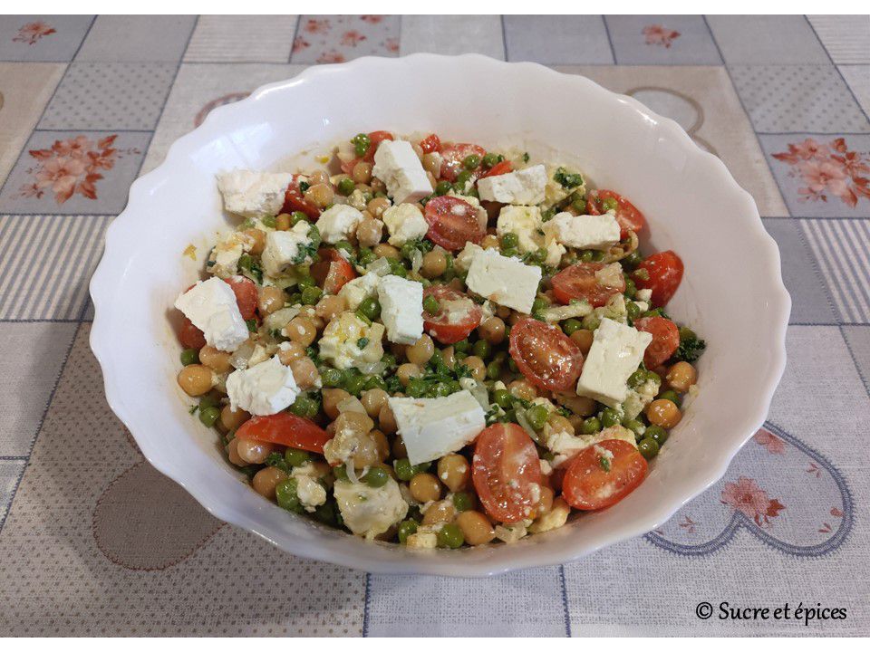 Salade de pois chiches, petits pois et feta - Recette en vidéo