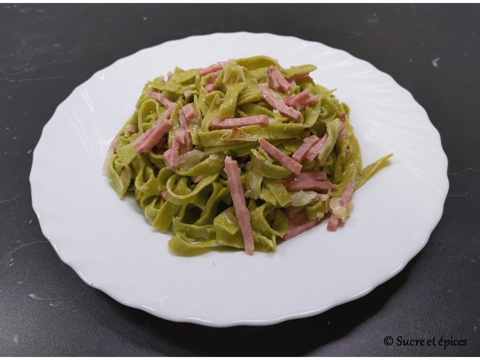 Tagliatelles au jambon en sauce crémeuse