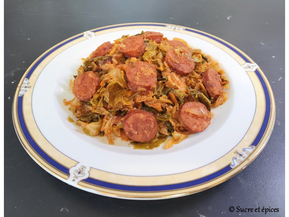 Ragoût de chou aux saucisses fumées en sauce tomates