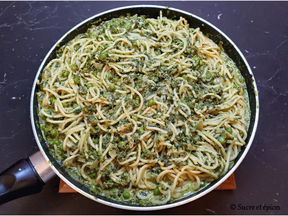 Spaghetti en sauce crémeuse aux épinards et petits pois