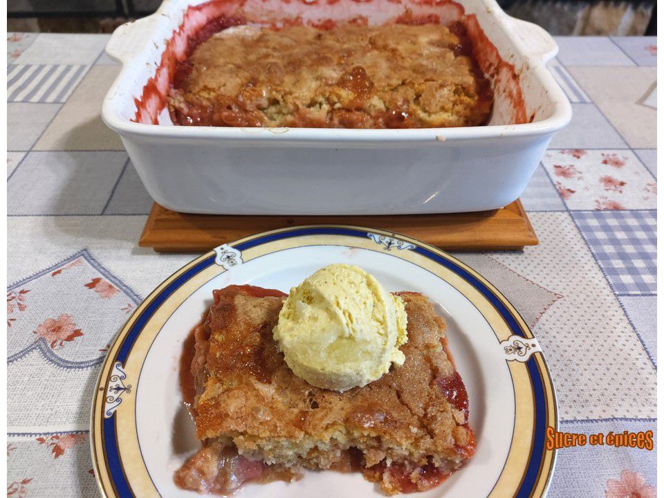 Cobbler rhubarbe fraises - Recette en vidéo