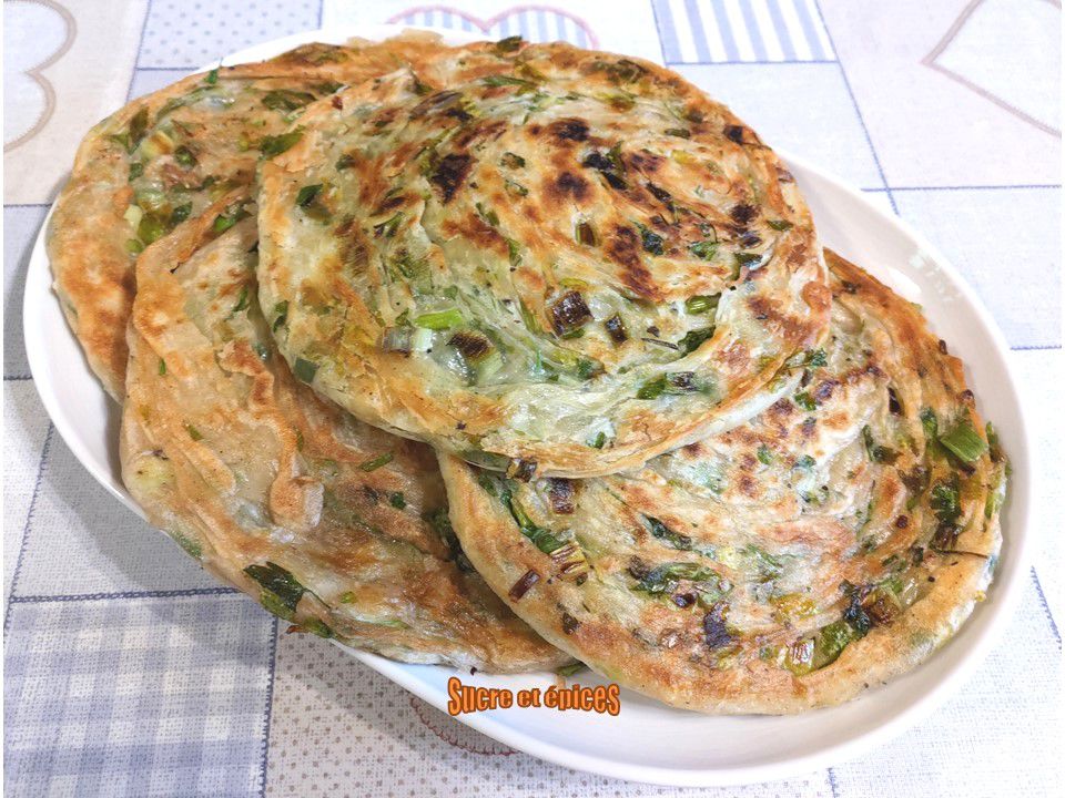 Galettes feuilletées aux oignons verts et persil - Recette en vidéo