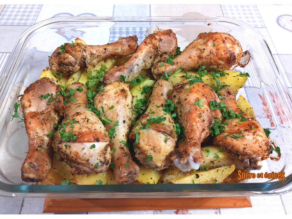 Pilons de poulet avec des pommes de terre au four - Recette en vidéo