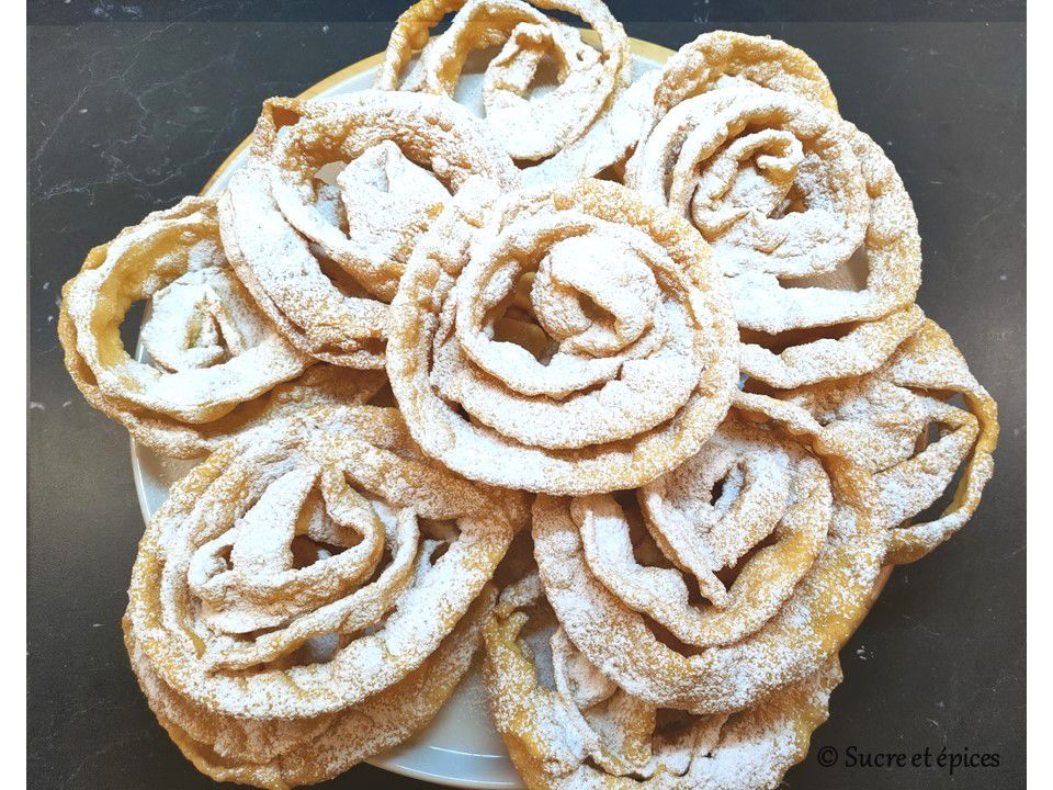 Beignets croustillants en forme de fleurs - Recette en vidéo