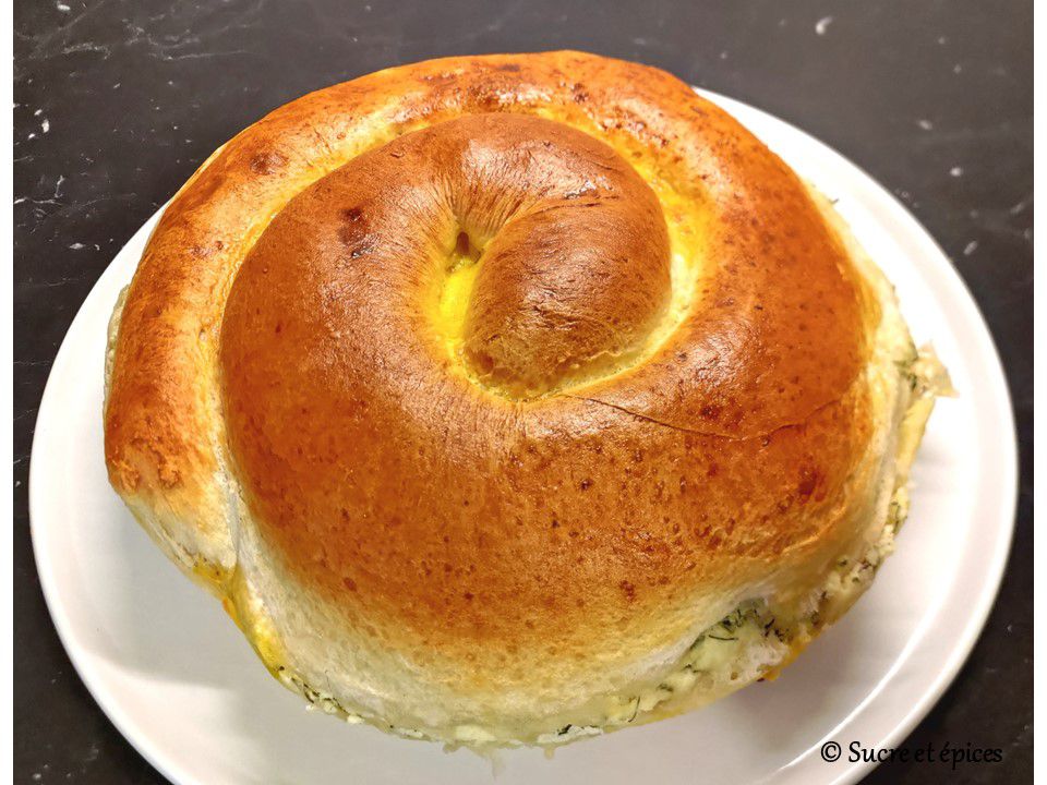 Pain roulé au fromage, oignons verts et ciboulette (Invartita cu branza sarata) - Recette en vidéo