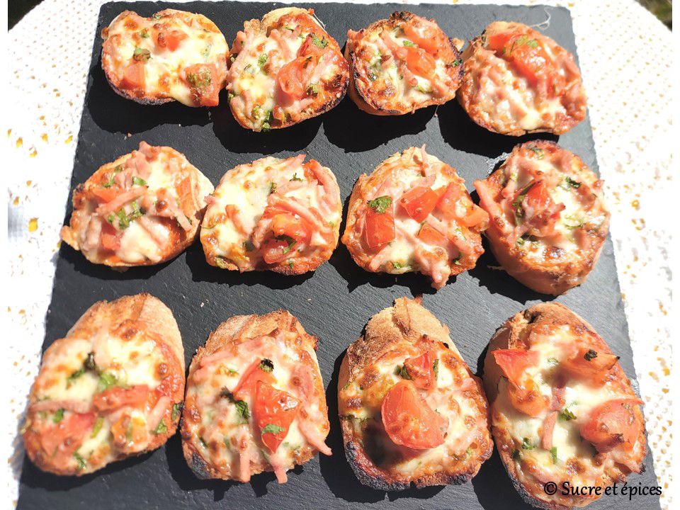 Crostini tomates, allumettes de jambon et mozzarella - Recette en vidéo